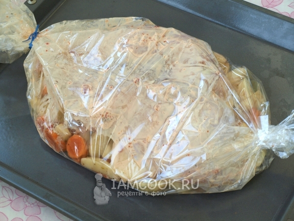 Put the rabbit with vegetables in the sleeve for baking