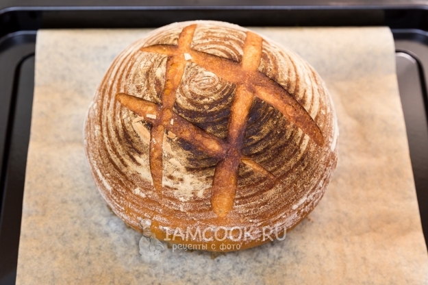 Foto kulatého chleba v troubě