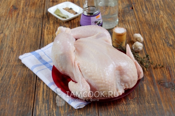 Ingredientes para pollo en un recipiente con agua en el horno