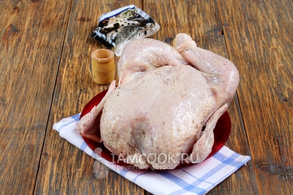 Κόψτε το κοτόπουλο με αλάτι και πιπέρι