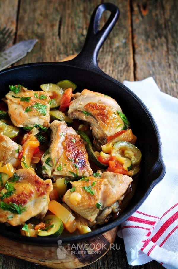 Chicken recipe with zucchini in the pan