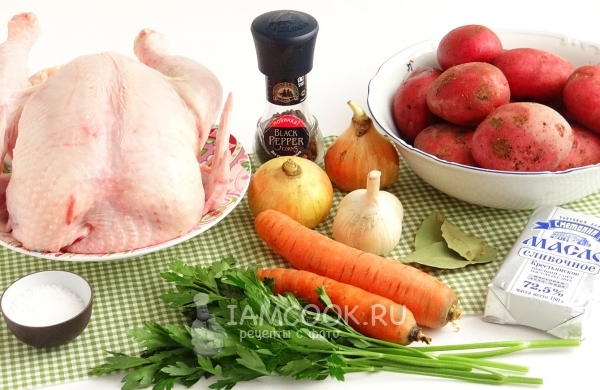 Ingredientes para pollo con patatas en un frasco en el horno