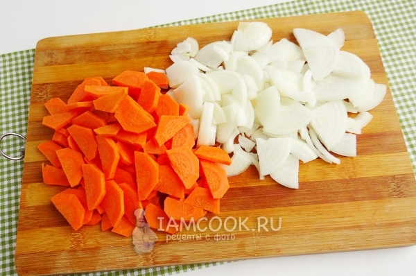 Нарежете лука и морковите