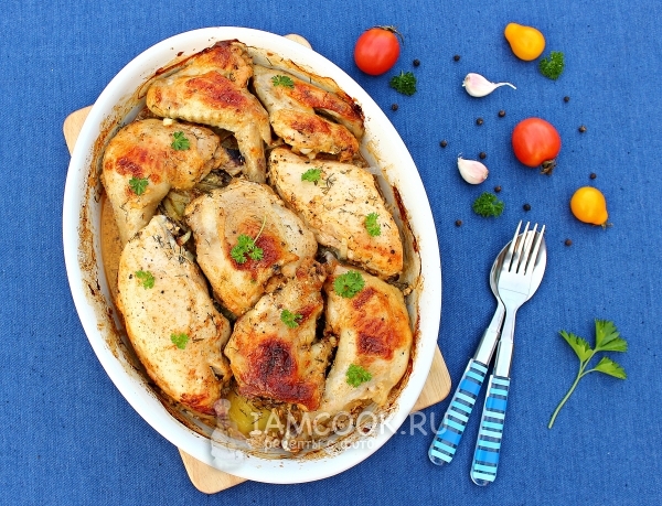 Φωτογραφία κοτόπουλου με πατάτες σε κρέμα σε φούρνο