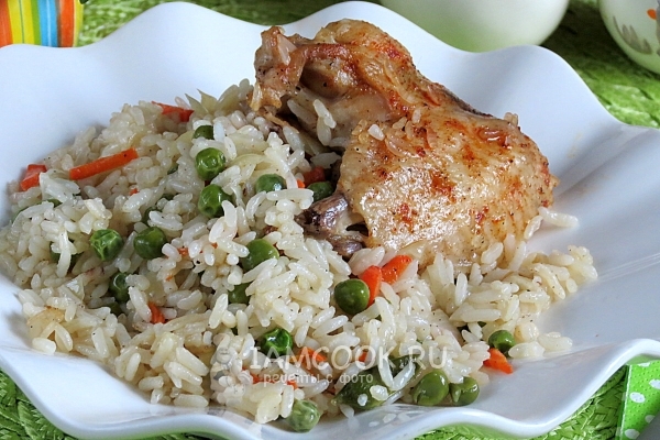 Пиле с ориз и зелен грах във фурната