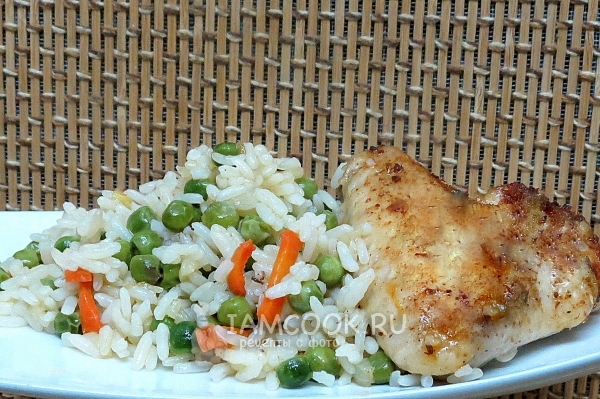 תמונה של עוף עם אורז ואפונה ירוקה בתנור