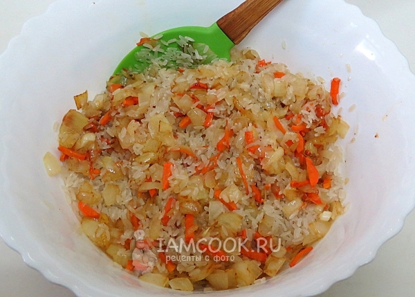 Смесете ориз с лук и моркови