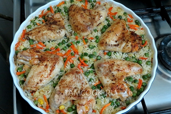 אופים עוף עם אורז בתנור