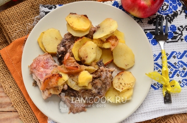 Снимка на пиле с ябълки и картофи във фурната