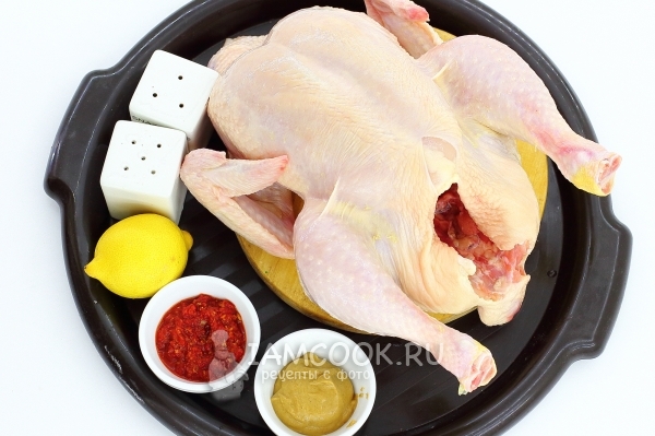 Ingredienser til kylling i en ovn helt med en sprød skorpe