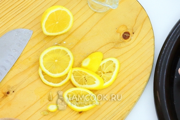 Drücken Sie den Zitronensaft aus