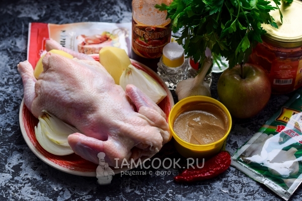 Ingredienti per pollo al forno interamente con patate