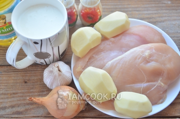 المكونات للدجاج في الكفير مع البطاطس في الفرن