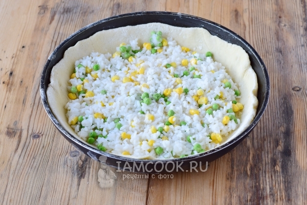 מניחים אורז עם ירקות על הבצק