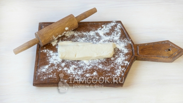 Stavite tijesto na ploču brašna