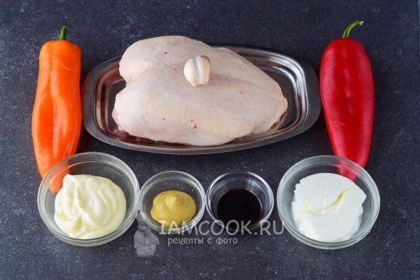Bahan untuk dada ayam dengan paprika di oven