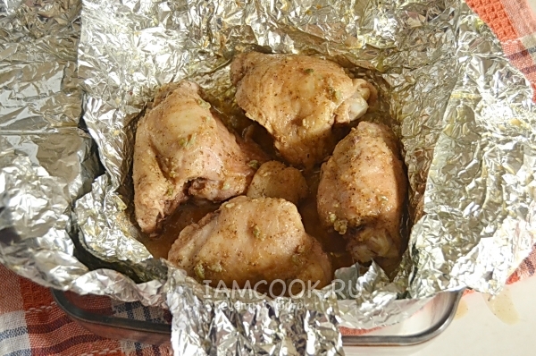 Συνταγή για τους μηρούς κοτόπουλου στο φούρνο σε φύλλα