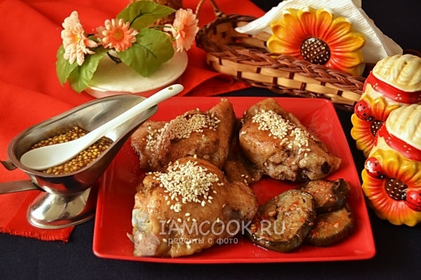 Φωτογραφία των μηρών κοτόπουλου σε φούρνο σε φύλλα