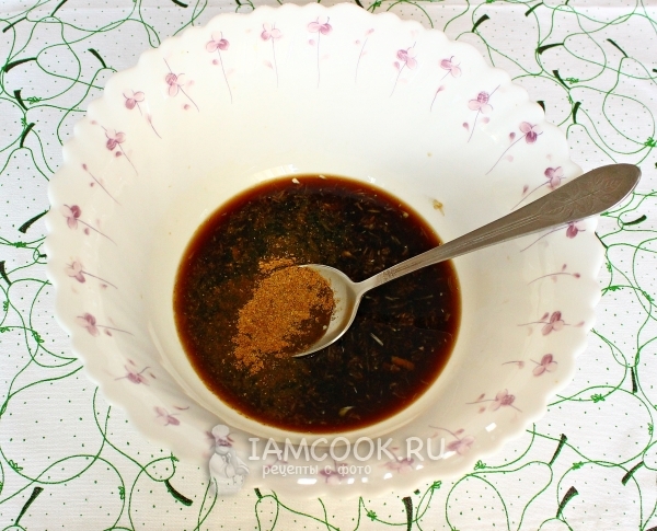 Mescolare salsa di soia, aglio e curry