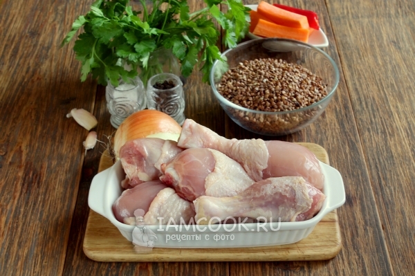 المكونات لساقي الدجاج (السيقان) مع الحنطة السوداء في الفرن