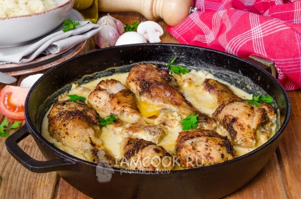 मलाईदार शराब सॉस में मशरूम के साथ चिकन पैरों का फोटो