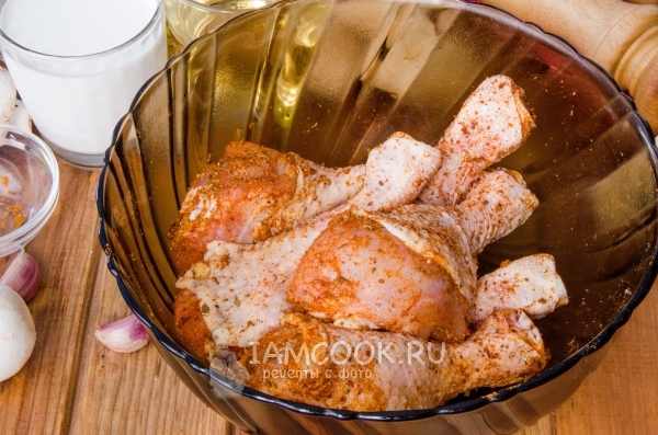 Parut ayam dengan garam dan rempah-rempah