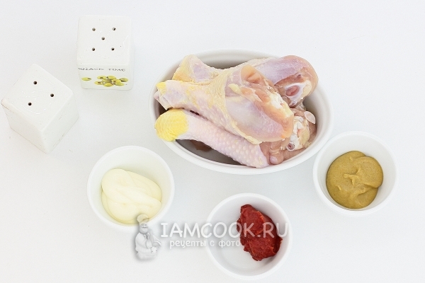 Ingredienti per cosce di pollo (bacchette) in un foglio di alluminio