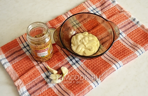 Yhdistä majoneesi sinappiin ja valkosipuliin