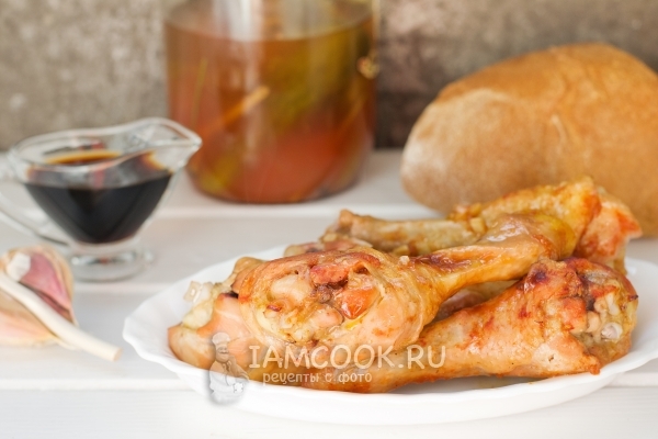 Foto de las piernas de pollo en salsa de soja en el horno