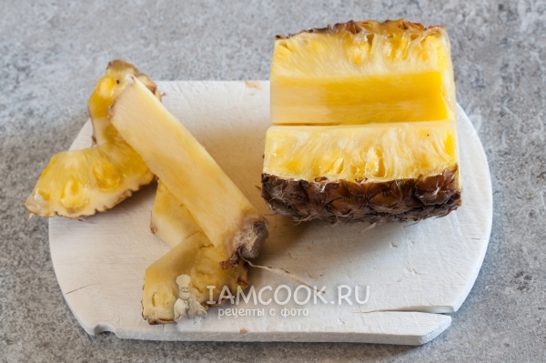Cut the core of pineapple