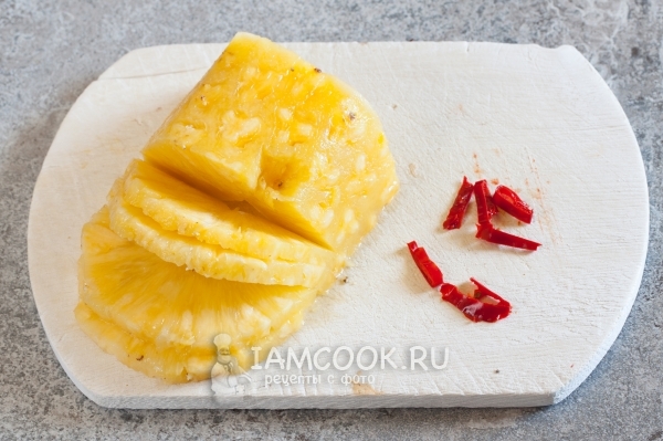 Cut pineapple and pepper