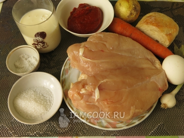 Ingredienti per polpette di pollo in un multivark
