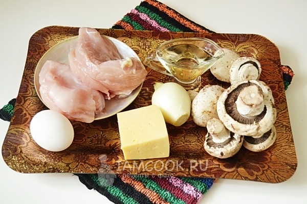 Ingredienser til kylling halser med svampe