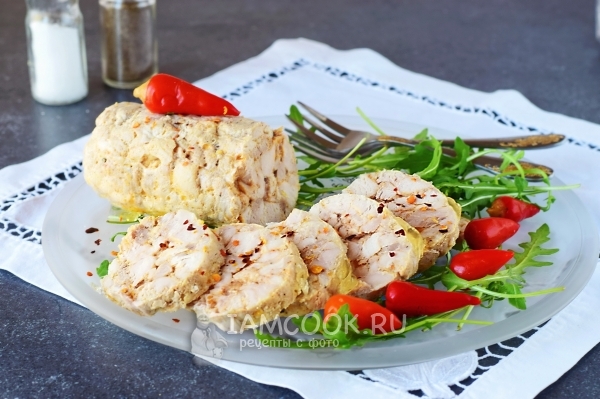 Φωτογραφία κυλίνδρου κοτόπουλου με ζελατίνη σε φιλμ τροφίμων