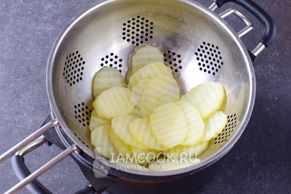 Πετάξτε τις πατάτες σε ένα σουρωτήρι