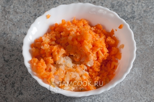 एक मांस चक्की में प्याज और गाजर मोड़ो