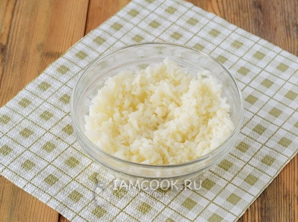 Přeneste chlazenou rýži do misky