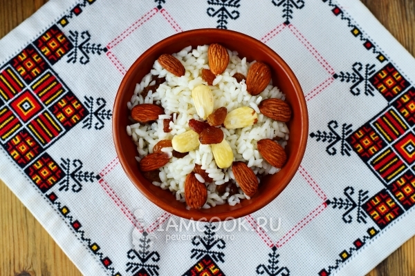 Foto kutja peringatan dari beras dengan kismis