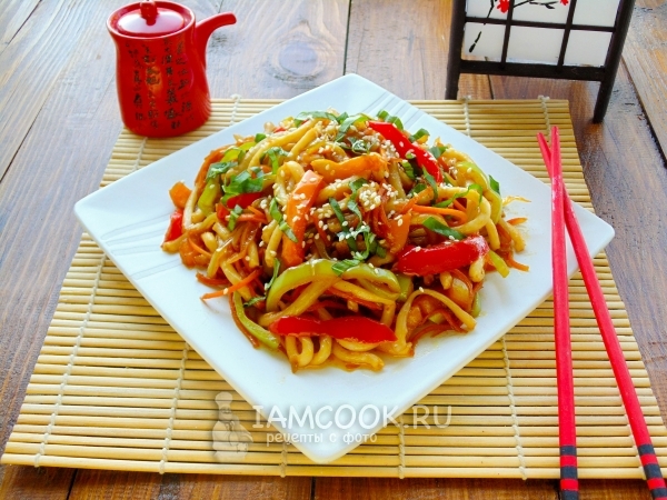 Foto di noodles udon con calamari e verdure