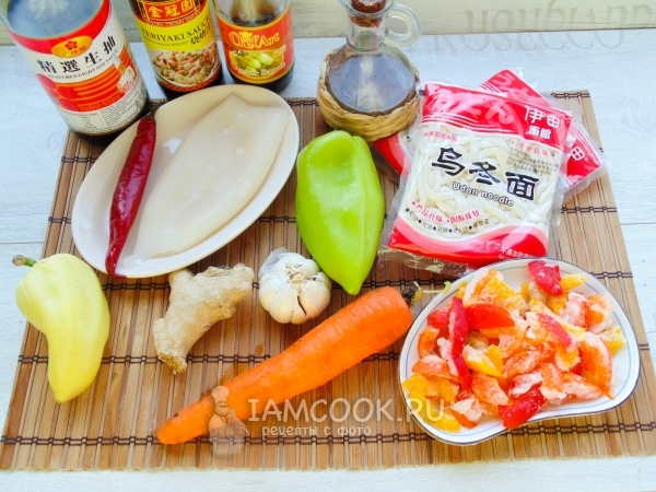 Ingredienti per noodles di udon con calamari e verdure