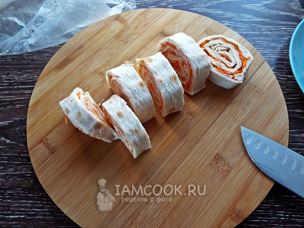 केकड़ा छड़ें और कोरियाई गाजर के साथ तैयार किए गए लवासा रोल