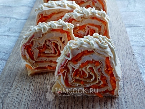 केकड़े की छड़ें और कोरियाई गाजर के साथ एक लवासा रोल का फोटो