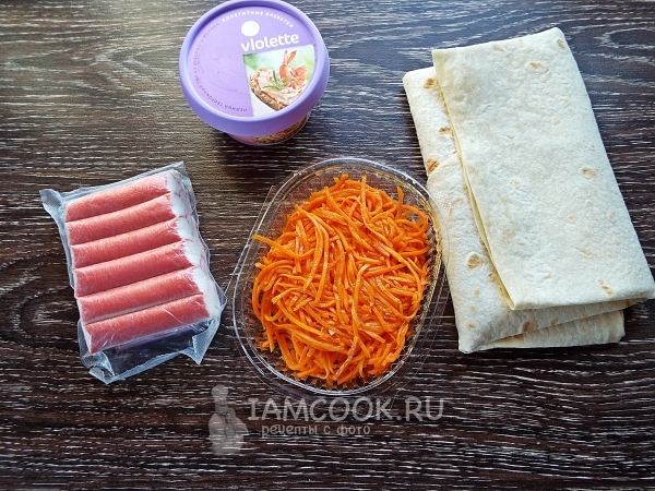 केकड़े की छड़ें और कोरियाई गाजर के साथ लवासा रोल के लिए सामग्री