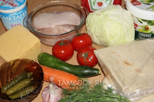 Ingredienti per pane pita con pollo e verdure