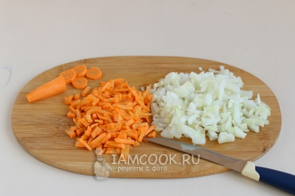 Corta las cebollas y las zanahorias