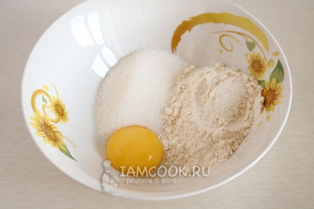 Combine the yolk, sugar and flour