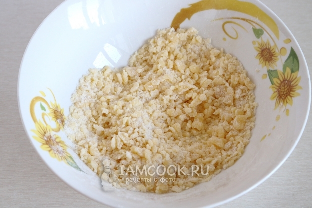 Mix flour, sugar and yolk
