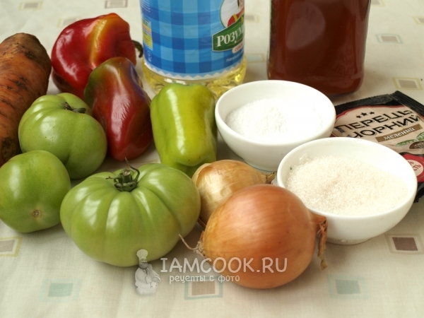Ingredienti per lecho da pomodori verdi per l'inverno