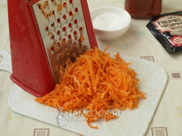 Reiben Sie die Karotten