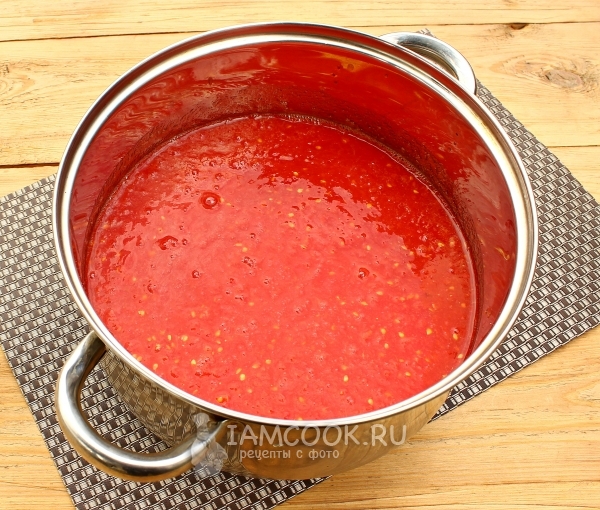 把番茄酱倒入锅里